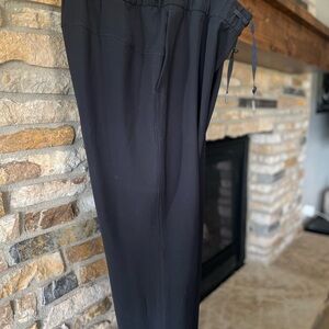 Ladies Lululemon cropped Black Pants
